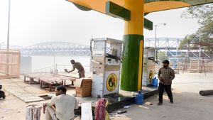 CNG Price Hike: महंगाई की मार! CNG के दाम बढ़े, इतने रुपये की हुई बढ़ोतरी, अब लागू होंगी नई दरें 