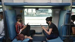 ट्रेन यात्रियों के लिए जरूरी खबर! बदल गया AC और स्‍लीपर कोच में सोने का नियम, फटाफट जान लें 