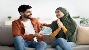 हर महीने खर्च के लिए पत्नी को देते हैं पैसे? क्या आ सकता है इनकम टैक्‍स नोटिस? जानें क्या कहता है आयकर कानून