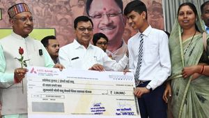 CG: नोनी-बाबू मेधावी शिक्षा सहायता योजना ने दिया हौसला, सीएम विष्णुदेव साय ने बच्चों  को सौंपे चेक 