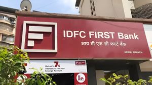 IDFC First Bank ने ग्राहकों को दिया तोहफा, कम कर दिया मिनिमम अमाउंट ड्यू, अगस्त से लागू होंगी नई दर