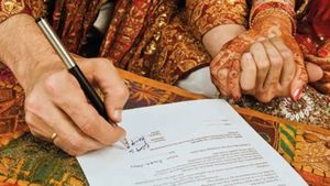 11 घरवालीं अपने प्रेमियों के साथ हुई फरार! PM आवास योजना की पहली किस्त मिलते ही गायब, मुंह ताकते रह गए घरवाले