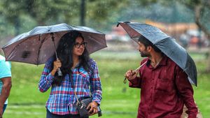 Delhi Weather Today: दिल्लीवालों को आज चिपचिपी गर्मी से मिलेगी राहत? मौसम लेगा करवट, IMD ने दी बड़ी अपडेट