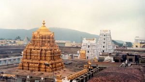 सावधान ! तिरुमला मंदिर में शुरू होगा Aadhar validation system, अर्जित सेवा में हो रही थी काला बाजारी 