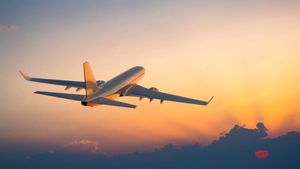 Domestic Air Fares: दिवाली से पहले ही पड़ी हवाई यात्रियों को मार, 10 से 25 फीसदी महंगा हुआ टिकट