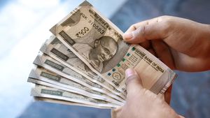 हर महीने बीमा पॉलिसी बेचकर कितना कमा लेते हैं LIC एजेंट? कंपनी ने किया खुलासा, जानकर नहीं होगा विश्वास  