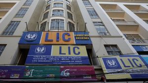 LIC ने वित्त मंत्री को सौंपा ₹3662.17 करोड़ डिविडेंड का चेक, सरकार के पास है कंपनी की 96.50% हिस्सेदारी