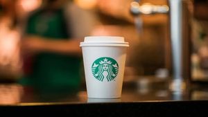 Viral Video: बेटी ने ऑर्डर किया 9 लाख रुपए की कॉफी, Starbucks पहुंच गई मां, Zomato ने ऐसे किया रिएक्ट