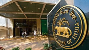 RBI का चला डंडा! एक्सिस बैंक और HDFC बैंक पर ठोका करोड़ों का जुर्माना, ये गलती पड़ी भारी