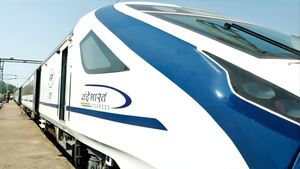 Vande Bharat Train: ट्रेन यात्री ध्यान दें! तुरंत करा लें टिकट कंफर्म वरना नहीं मिलेगी सीट, ये हैं सारी डिटेल्