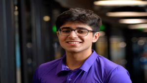 Success Story: 20 साल में खड़ा किया 1200 करोड़ रु का बिजनेस, कभी छोड़ना पड़ा था कॉलेज