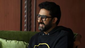 Abishek Bachchan Earning:आखिर क्यों SBI अभिषेक बच्चन को दे रही है हर महीने 18 लाख रुपये? देखें डिटेल 