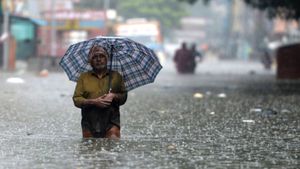 Bangalore Weather Today: बैंगलोर में बारिश से बुरा हाल, स्कूलों की हुई छुट्टी, जानें कब मिलेगी बारिश से राहत ?