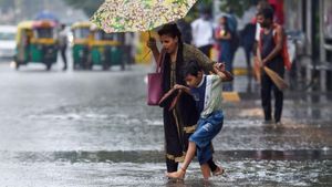 Delhi Weather Update: गर्मी से परेशान लोगों के लिए राहत की खबर! IMD ने बताया अगले 5 दिनों में कब होगी बारिश?