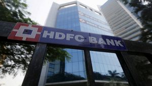 फेस्टिव सीजन में HDFC Bank ने दिया झटका! महंगा कर दिया लोन, नई दरें आज से ही लागू