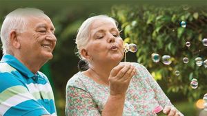 Senior Citizen Card: क्या है सीनियर सिटीजन कार्ड? एक कार्ड करेगा अनेक काम, जानें कैसे मिलेगा आपको फायदा ?