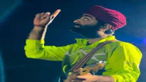 अरिजीत सिंह ने एक घंटे की परफॉर्मेंस दी और मिल गया डुप्लेक्स, जानिए कितनी की है सिंगर ने कमाई?
