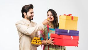 Bhai Dooj 2024 Financial Gifts: सिर्फ Chocolatesऔर Teddy Bear नहीं, अपनी बहन को दीजिए ये 5 फाइनेंशियल गिफ्ट!