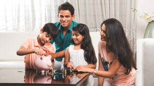 Children’s Day 2024 Gifts: सिर्फ Chocolates या Toys नहीं, चिल्ड्रन डे पर बच्चों को दें ये 5 फाइनेंशियल गिफ्ट्स