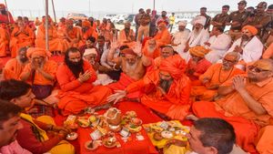 Mahakumbh 2025: IRCTC लेकर आया खास ऑफर! महाकुंभ में ₹6000 में मिलेंगी ये सुविधाएं, चेक करें डीटेल