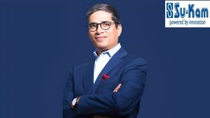 Success Story: कभी बसों में बेचने पड़ते थे पेन, एक बिजनस आइडिया ने बना दिया करोड़पति