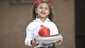 Sukanya Samriddhi Yojana: पोस्ट ऑफिस या बैंक, किसमें खोलें सुकन्या समृद्धि योजना अकाउंट? इन चीजों को करें चेक