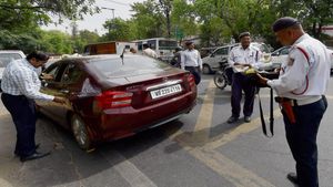 Delhi Traffic Police का एक्शन! 1 लाख से ज्यादा गाड़ियों का काटा चलान, क्या आपके पास है ये सर्टिफिकेट?