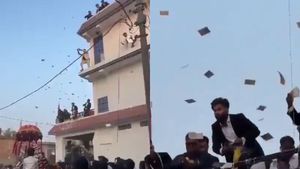 Viral Video: यूपी के परिवार ने शादी में उड़ाए 100-500 रु के नोट! 20 लाख रु का किया खर्च, देखें ये Video