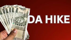 8th Pay Commission: कर्मचारियों की होगी मौज! सैलरी और DA में जल्द होगी बढ़ोतरी, सरकार ने दी ये बड़ी अपडेट 