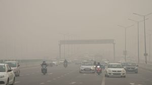 Delhi Weather Updates: नोएडा और दिल्ली में बारिश-कोहरे से सर्द हुआ मौसम! आगे शीतलहर का अनुमान