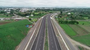 National Highway News: सरकार की बड़ी पहल! नेशनल हाइवे और एक्सप्रेस-वे पर हर 10km पर दिखेंगे बड़े साइन बोर्ड
