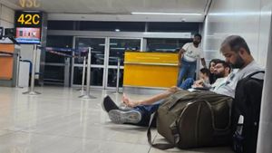 Delhi Airport News: दिल्‍ली एयरपोर्ट पर खाली पड़ी रहीं चेयर, पैसेंजर्स फर्श पर सो गए, जानें क्या है वजह?