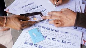 Voter List: वोटर लिस्ट में नहीं है आपका नाम, तो अब घबराने की नहीं है बात, जानें कैसे कराएं दर्ज  