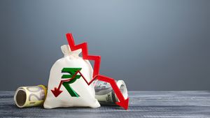 Dollar vs Rupee: डॉलर के मुकाबले भारतीय रुपया अब तक के सबसे निचले स्तर पर, आम जनता की बढ़ सकती है टेंशन