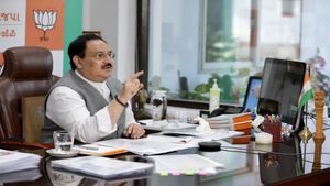 Delhi Election 2025: महिलाओं को हर महीने ₹2500, होली-दिवाली पर 1-1 गैस सिलेंडर मुफ्त, बीजेपी ने किया वादा