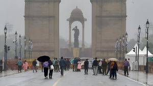 Delhi Weather: दिल्ली में बदला मौसम, अचानक से होगी बारिश?  जानें 20 फरवरी तक कैसा रहेगा हाल