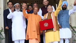 UP Budget 2025: मेधावी छात्राओं के लिए बड़ा तोहफा! योगी सरकार बांटेगी स्कूटी