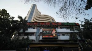 Stock Market Updates: शेयर बाजार छाई सुस्ती, सेंसेक्स 74,330 के करीब बंद, इंडसइंड बैंक 3% फिसला 