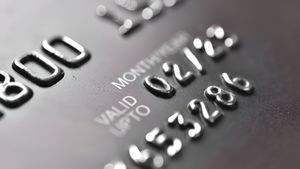 Debit Card: इतने तरह को होते हैं डेबिट कार्ड, फटाफट देखें आपके लिए कौन सा बैठ रहा है फिट 