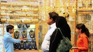 Gold Price in Hyderabad: सराफा बाजार में सस्ता हो गया सोने का भाव! चेक करें 22k, 24k और 18k के नए रेट्स 