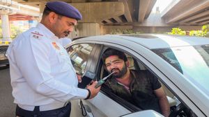 New Motor Vehicle Fines 2025: ट्रैफिक तोड़ने वालों की खैर नहीं! सरकार ने बदला नियम, 10 गुना बढ़ा जुर्माना