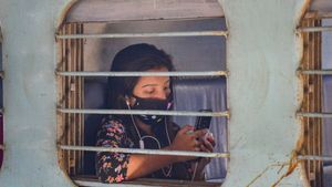 IRCTC Vikalp Scheme: तत्काल रेलवे टिकट बुकिंग वालों के लिए फायदेमंद है ये स्कीम, मिलता है कई ट्रेनों का ऑप्शन