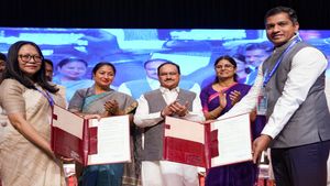 Ayushman Card in Delhi:अब दिल्ली के लोगों को भी मिलेगा आयुष्मान कार्ड का फायदा, फ्री मिलेगा ₹10 लाख तक का इलाज