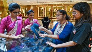 Gold Price Today MCX: आज ऑल टाइम हाई पर पहुंचा सोने का भाव, ₹1000 उछला रेट, चेक करें 10g की कीमत