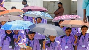Delhi Weather Today: चिलचिलाती गर्मी से दिल्ली में टूटा रिकॉर्ड! पारा 40.4 डिग्री के पार, आगे भी बरसेगा आग?