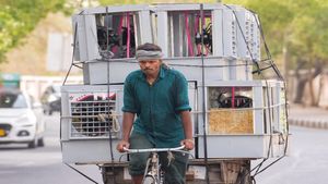 Heatwaves in Delhi: प्रचंड गर्मी से दिल्ली में टूटा रिकॉर्ड, पारा 40 डिग्री के पार, IMD ने जारी किया अलर्ट