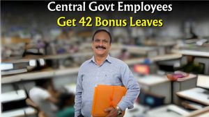 Govt Employees Leaves: केंद्र सरकार के कर्मचारियों के लिए नई अपडेट, मिलेंगी 42 दिन की स्पेशल छुट्टी