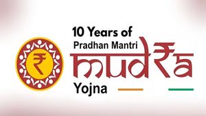 PM Mudra Yojana: पीएम मुद्रा योजना के 10 साल पूरे! 52 करोड़ लोगों को मिला लोन, ऐसे आप भी कर सकते हैं अप्लाई