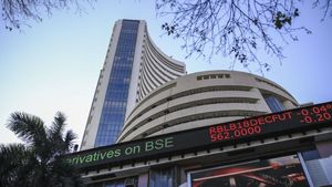 Stock Market Updates: शेयर बाजार में बिकवाली, सेंसेक्स 590 अंक फिसला, निफ्टी 24,040 के पास बंद