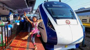 Vande Bharat Sleeper Train: खुशखबरी! दिल्ली से हावड़ा तक दौड़ेगी वंदे भारत स्लीपर ट्रेन, ये है किराया और रूट